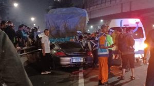 Lakalantas: Mobil Porsche Tabrak Belakang Truk Muatan di Jalan Tol