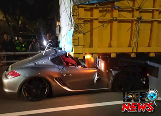 Lakalantas: Mobil Porsche Tabrak Belakang Truk Muatan di Jalan Tol